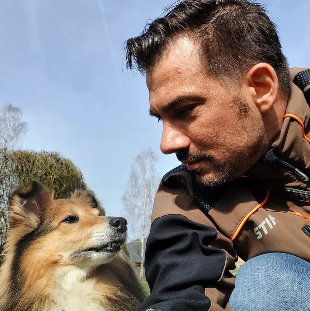 Heiko mit seinem Hund draußen in der Natur